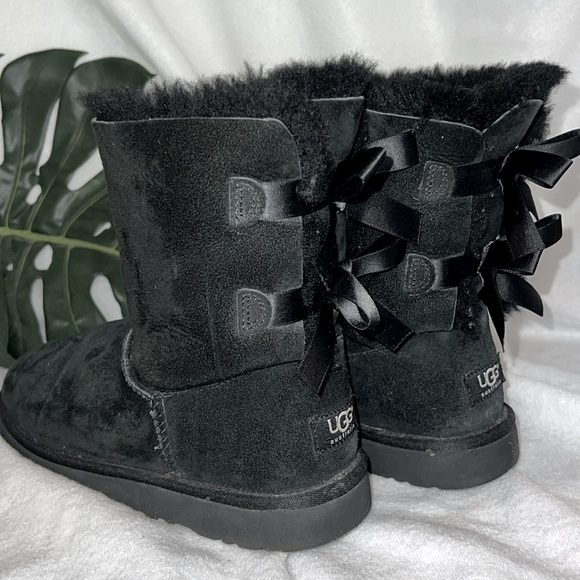 Auth UGG Black Bailey short 2 Bow Boots sz 6 - Picture 3 of 6